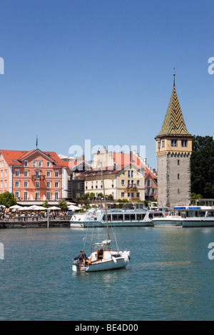 Lindau, Bayern, Deutschland. Blick über den Hafen Mangturm Turm und malerische Uferpromenade am Bodensee (Bodensee) Stockfoto