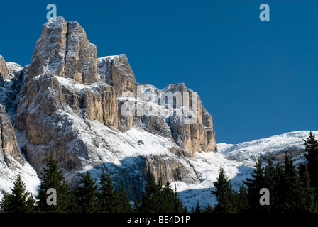 Frischer Schnee auf die Sella-Gruppe, einem massiv in den Dolomiten, Südtirol, Italien. Stockfoto