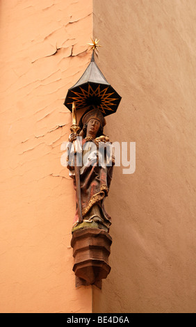 Statue eines Heiligen an der Ecke eines Hauses, Nürnberg, Middle Franconia, Bayern, Deutschland, Europa Stockfoto