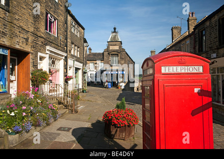 Großbritannien, England, Yorkshire, Haworth, Main Street, K6 Telefon Box von Kirchhof Schritte Stockfoto