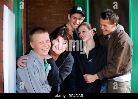 PROJEKT-KOORDINATOR DER BURYSED GEMEINSCHAFT JUGEND PROJEKT MO FREEMAN AUF DEN RÜCKGANG DER ZENTRUM IN SEDBURY NAHE CHEPSTOW APRIL 20 Stockfoto