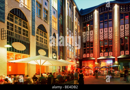 Hackesche Hoefe bei Nacht in Berlin-Mitte, Berlin, Deutschland, Europa. Stockfoto