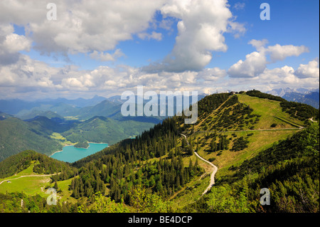 Blick vom Mt. Herzogstand zur Bergstation Herzogstand in den Rücken des Walchensee-Sees, Landkreis Bad Tölz-Wolfratsh Stockfoto