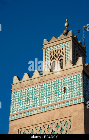 Gekacheltes Minarett der Kasbah-Moschee (1185-1190n. Chr.), alias El Mansouria-Moschee, Moulay al-Yazid-Moschee, Kasbah District, Marrakesch oder Marrakesch, Marokko Stockfoto