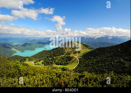 Blick vom Mt. Herzogstand zur Bergstation Herzogstand in den Rücken des Walchensee-Sees, Landkreis Bad Tölz-Wolfratsh Stockfoto