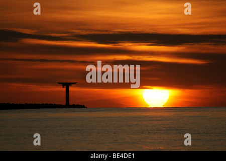 Sonnenuntergang in Hoek Van Holland-Rotterdam-Niederlande orange Meer Himmel dramatisch Mast Silhouette bunten Abend Stockfoto