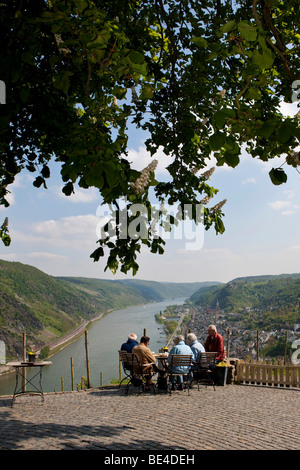 Blick vom Restaurant Day Tripper über den Wein Stadt Oberwesel am Rhein, vor Schloss Schönbrunn, Oberwesel, Rhein-H Stockfoto