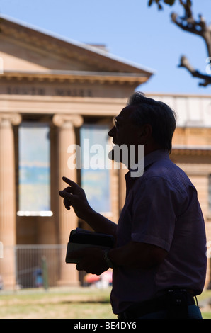 Mann spricht in der Speakers Corner, mit Art Gallery of New South Wales im Hintergrund.  Sydney, New South Wales, Australien Stockfoto