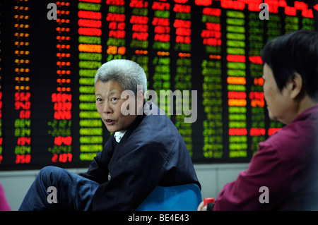 Anleger schauen Aktienindex Zitate bei einer Wertpapierfirma in Peking, China. 21 Sep 2009 Stockfoto