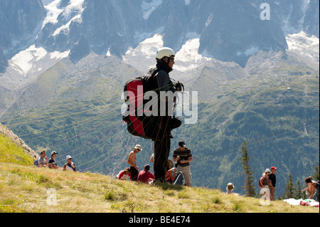 Gleitschirm-Piloten auf den Brevent im Chamonix-Tal, Frankreich. Männchen warten abzunehmen. Stockfoto
