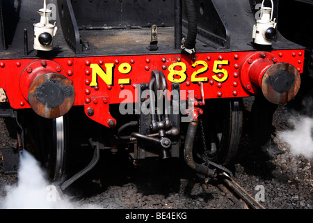 Eine Dampflokomotive fährt Grosmont Bahnhof an der Eisenbahnlinie North York Moors Stockfoto