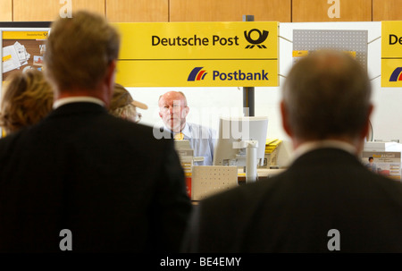 Schlange stehen Sie an der Theke von Wolfgang Giszas, Erzähler von der Deutsche Post Deutsche Post bei der Post im Hauptbahnhof von Stut Stockfoto