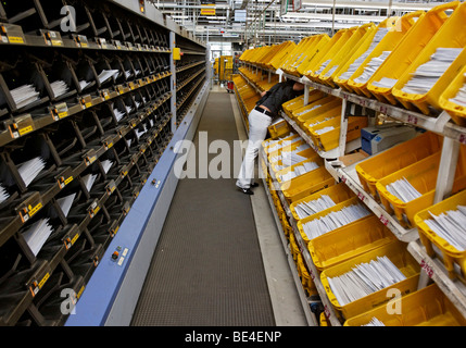 Nada Jumic arbeitet in der Mail sortieren Zentrum des Post-Regionalbüros in Waiblingen, Baden-Württemberg, Deutschland, Europa Stockfoto