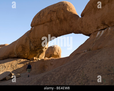 Granit-Brücke an der Spitzkoppe Berg, Namibia, Afrika Stockfoto