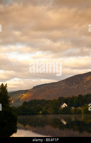 Loch Alvie Kirche bei Sonnenuntergang in der Nähe von Aviemore in den schottischen Highlands, Schottland Stockfoto