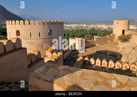 Historischen Adobe Befestigung Nakhal, Nakhl Fort oder Burg, Hajar al-Gharbi-Gebirge, Batinah Region, Sultanat Oman, Arabien Stockfoto