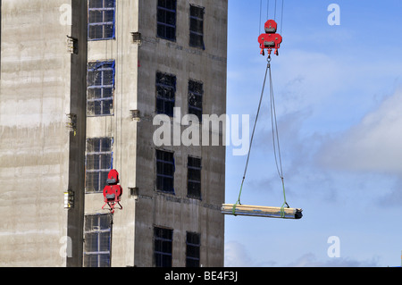 Hochhaus unter Baustahl, Träger mit einem Kran angehoben wird Stockfoto