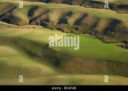 Ackerland und Heu zu vergießen, Ebenen Tal und Snowy Mountains, South Canterbury, Südinsel, Neuseeland - Antenne Stockfoto