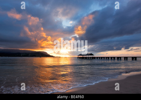 Hanalei Bay Pier bei Sonnenuntergang. Kauai, Hawaii. Stockfoto