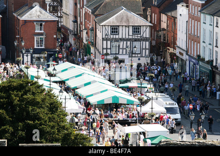 Ludlow Marktplatz, erfolgreiche örtlichen Bauernmarkt Stockfoto