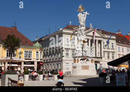 Dreifaltigkeitssäule, Rathaus, Hauptplatz, Baden bei Wien, Wienerwald, Niederösterreich, Österreich, Europa Stockfoto