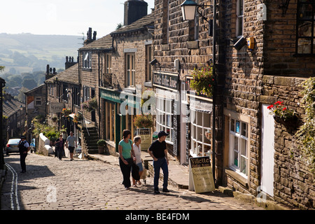 Großbritannien, England, Yorkshire, Haworth, Main Street, Besucher Sehenswürdigkeiten Stockfoto