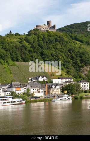 Blick auf Bernkastel-Kues, auf der Rückseite die Burgruine Landshut, Fluss Mosel, Rheinland-Pfalz, Deutschland, Europa Stockfoto