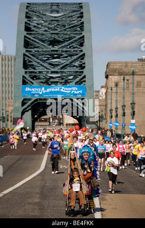 Teilnehmer in Fancy Dress Kostüme sammeln Spenden für Sunderland Stroke Unit während der 2009 Bupa Great North Run. Stockfoto