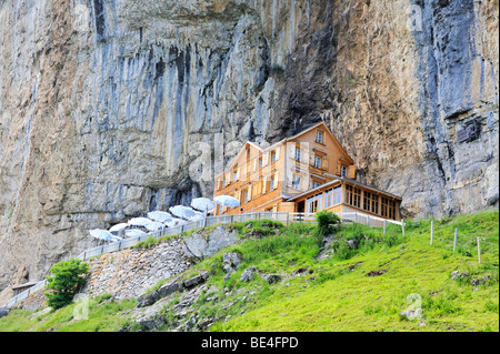 Berggasthaus Aescher beim das Wildkirchli Höhlen unter Ebenalp Berg auf 1400 Metern, Kanton Appenzell Innerrhoden, richtet Stockfoto