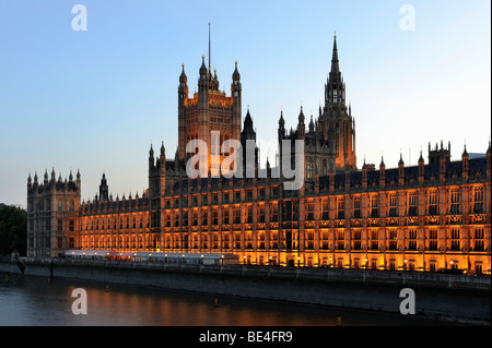 Palast von Westminster oder Houses of Parliament bei Dämmerung, London, England, United Kingdom, Europe Stockfoto