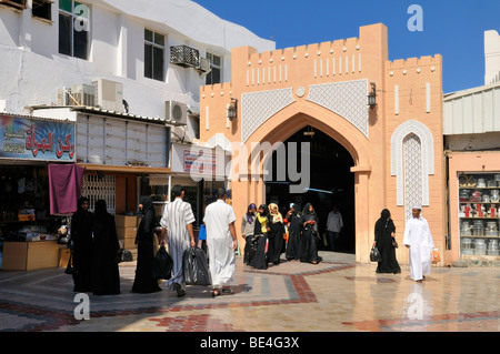 Menschen vor dem Eingang zum Mutrah Souk, Muscat, Sultanat Oman, Arabien, Nahost Stockfoto