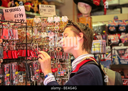 Teenager-Jungen Blick auf Souvenirs in einem Souvenirladen, London Stockfoto