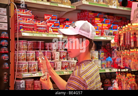 Teenager-Jungen Blick auf Souvenirs in einem Souvenirladen, London Stockfoto