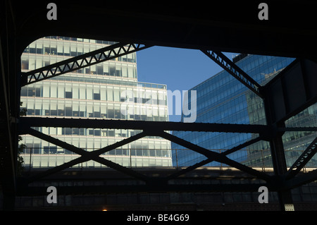 Unter der Flushing Line erhöhte u-Bahn in Long Island City in Queens Stockfoto