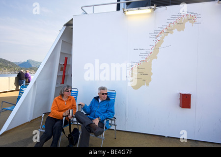 Passagiere genießen Sie die Sonne an Bord der MS Trollfjord, einer der 12 Hurtigruten-Schiffe unter Passagieren und Fracht entlang Norwegens Küste Stockfoto