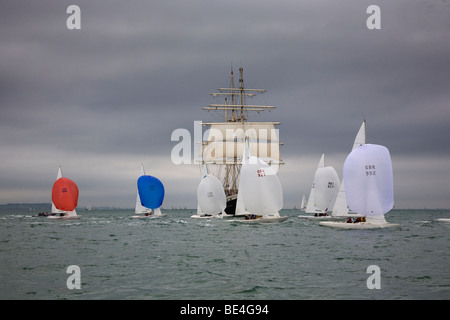 Spinnaker-Jolle Großsegler Entwicklung voraus Modernisierung manipuliert Segeln alte neue moderne große Fortschritte kleinen schnell langsamen Platz Stockfoto