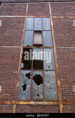Zerbrochene Fensterscheiben in der Fassade, Fabrikgebäude auf Werksgelände der ehemaligen deutschen Norton GmbH, Hersteller von Schleifmittel Stockfoto