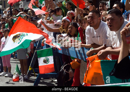 Mexican Americans sammeln auf der Madison Avenue in New York für die jährliche Parade der mexikanische Unabhängigkeitstag Stockfoto