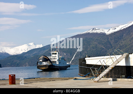 Kleine Fähre kommt zu docken an Eidsdal, einem kleinen Dorf entlang Geiranger Fjord in Norwegen. Stockfoto