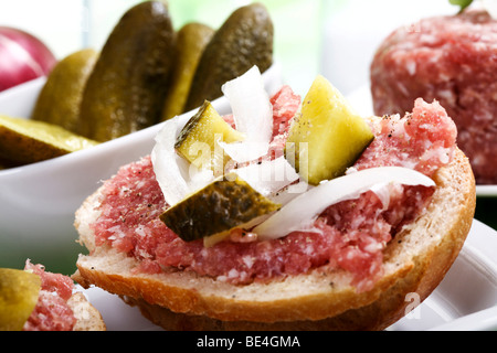 Brötchen mit Mett, Zwiebeln, Gurken und Petersilie Stockfoto