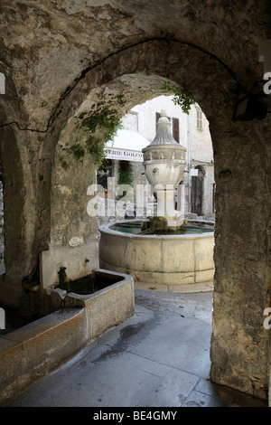 berühmten Brunnen auf la Rue Grande stammt aus dem Jahre 1850 St Paul de Vence Provence Alpes Maritimes Südfrankreich Stockfoto