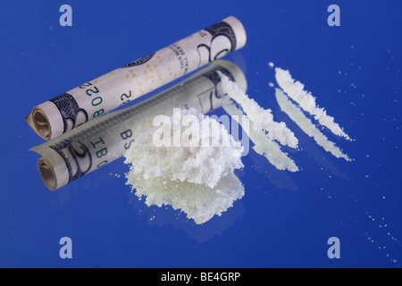 Mephedron 4-Methylmethcathinone (4-MMC) Pulver mit einem blauen Studio-Hintergrund. Eine juristische hoch als rechtliche MDMA Pulver verkauft werden. Stockfoto