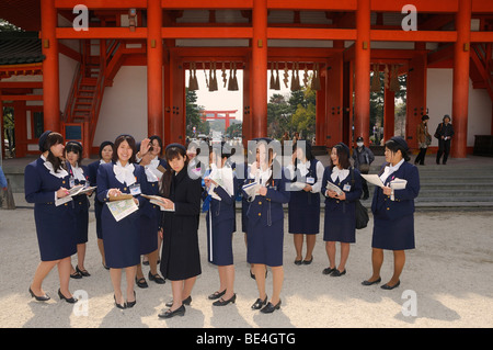 Japanischen Reiseführer, Hostessen, ausgebildet in der Heian-Schrein in Kyoto, Japan, Asien Stockfoto