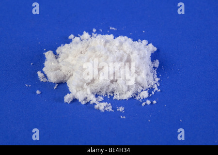 Mephedron 4-Methylmethcathinone (4-MMC) Pulver mit einem blauen Studio-Hintergrund. Eine juristische hoch als rechtliche MDMA Pulver verkauft werden. Stockfoto