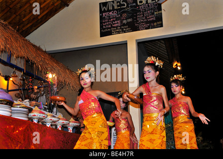 Balinesische Mädchen tanzen während Abendessen, Amed, Bali, Indonesien, Südostasien Stockfoto