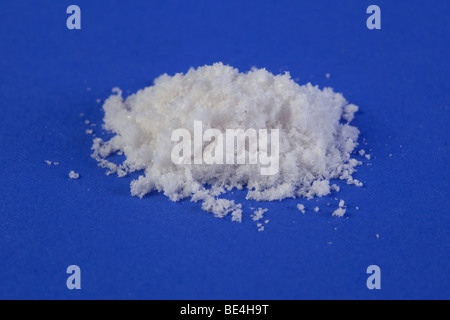 Mephedron 4-Methylmethcathinone (4-MMC) Pulver mit einem blauen Studio-Hintergrund. Eine juristische hoch als rechtliche MDMA Pulver verkauft werden. Stockfoto