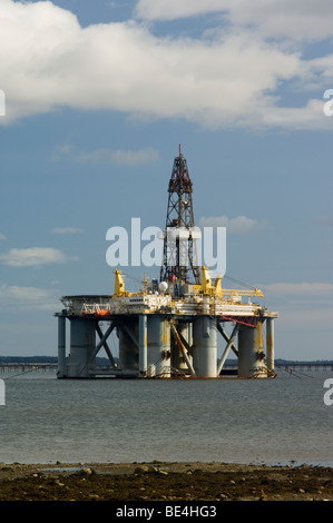 Ein semi-submersible Ölplattform die Arktis 2, vertäut im Cromarty Firth Stockfoto