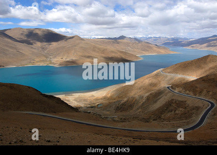 Türkisblaue Wasser der See Tso Yamdrick, Passstrasse Pang La Pass, Zentral-Tibet, Tibet, China, Asien Stockfoto