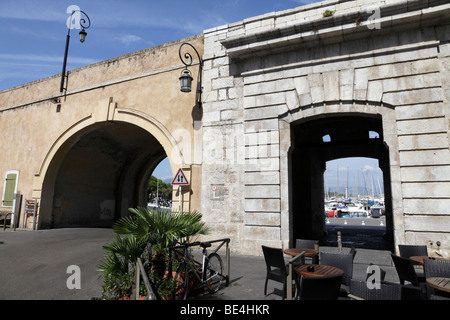 das alte Meer Tor verlassen die Altstadt in Richtung Port Vauban von Rue Aubemon Antibes, Südfrankreich Stockfoto