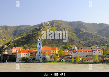 Mit Blick auf die Donau in Richtung Stadt und Burg Ruinen von Dürnstein, Wachau, Niederösterreich, Österreich Stockfoto